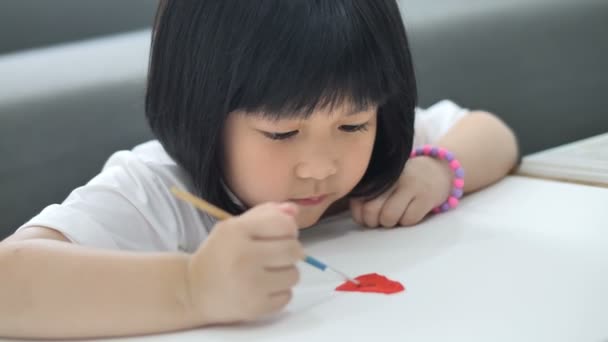 Счастливая Азиатская Девочка Рисует Картину Бумаге Момент Счастья Дома — стоковое видео