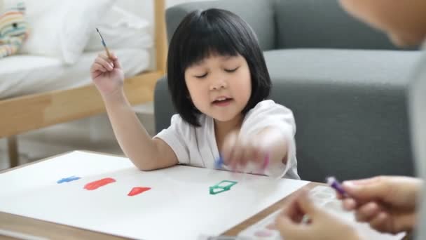 Madre Figlia Asiatiche Felici Insieme Dipingono Momento Felicità Casa — Video Stock