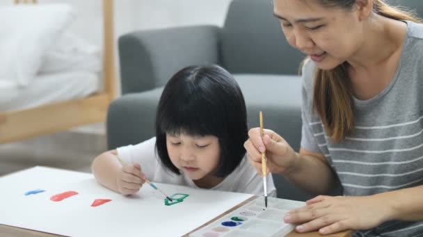 Movimento Lento Mãe Asiática Feliz Filha Juntos Pintar Momento Felicidade — Vídeo de Stock