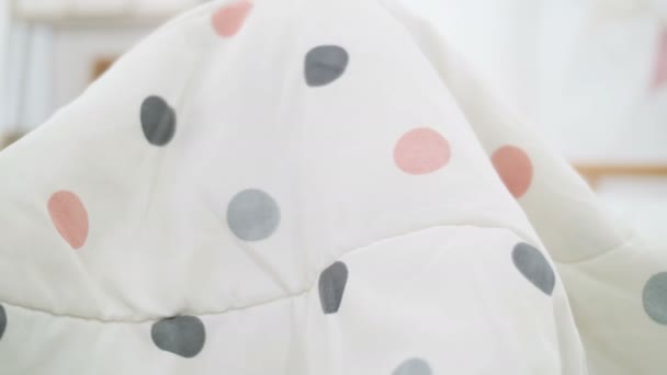 Câmera Lenta Bonito Menina Asiática Cobre Com Cobertor Brincando Escondidas — Vídeo de Stock