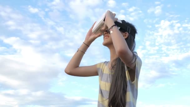 Slow Motion Asiatisk Tjej Att Kul Med Virtual Reality Glasögon — Stockvideo