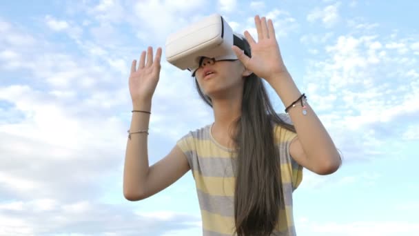 Αργή Κίνηση Της Ασίας Κορίτσι Διασκεδάζοντας Γυαλιά Εικονικής Πραγματικότητας Ενώ — Αρχείο Βίντεο