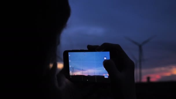 Turista Fotografando Pôr Sol Usina Geradora Energia Eólica Pôr Sol — Vídeo de Stock