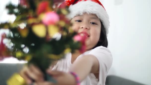 Câmera Lenta Feliz Linda Menina Asiática Colocando Ornamento Árvore Natal — Vídeo de Stock