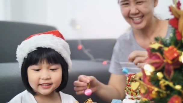 Glad Härlig Asiatisk Tjej Dekorera Prydnad Julgran Med Mamman — Stockvideo