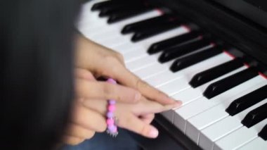 4k küçük Asyalı kız annesi ile piyano