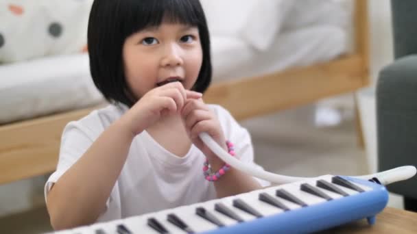 Feliz Pouco Asiático Menina Tocando Melodica Golpe Órgão — Vídeo de Stock