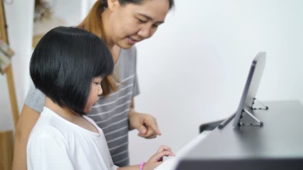 Piccola Ragazza Asiatica Suonare Pianoforte Con Sua Madre — Video Stock