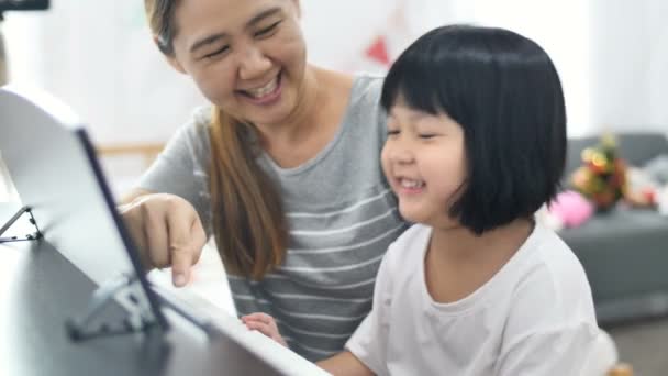 Pequena Menina Asiática Tocando Piano Com Sua Mãe — Vídeo de Stock