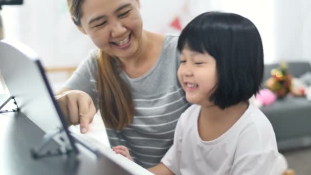 Petite Fille Asiatique Jouant Piano Avec Mère — Video