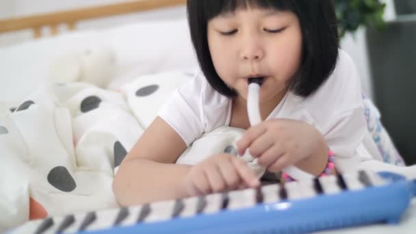 Câmera Lenta Menina Asiática Tocando Piano Com Sua Mãe — Vídeo de Stock