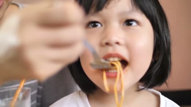 Niño Asiático Feliz Comiendo Deliciosos Espaguetis — Vídeos de Stock