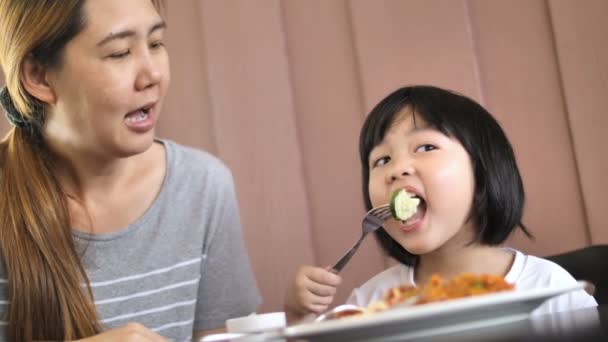 Criança Asiática Feliz Comendo Espaguete Delicioso Com Sua Mãe — Vídeo de Stock