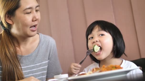 Lyckligt Asiatiska Barn Äta Läcker Spaghetti Med Mamman — Stockvideo