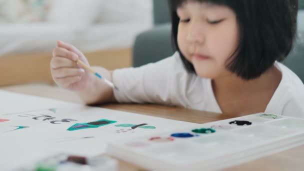 Glückliche Asiatische Mädchen Zeichnen Bild Auf Papier Glücksmoment Hause — Stockvideo