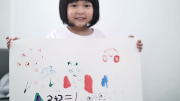 Ralenti Mouvement Heureux Asiatique Fille Montrant Son Dessin Image — Video