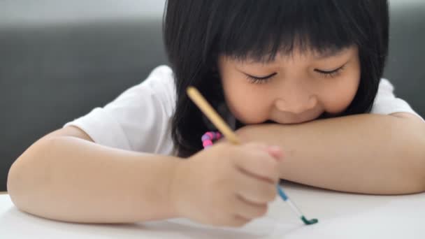 Câmera Lenta Menina Asiática Feliz Desenhar Imagem Papel Momento Felicidade — Vídeo de Stock