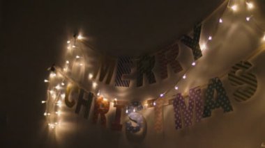 4k renkli Noel kutlaması için festival dekorasyon olarak fener çelenk ile duvarda asılı bayraklar