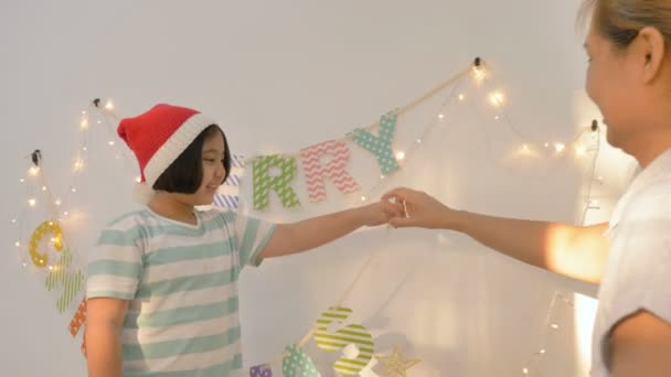 Banderas Navidad Coloridas Colgadas Pared Con Guirnaldas Linternas Como Decoración — Vídeos de Stock