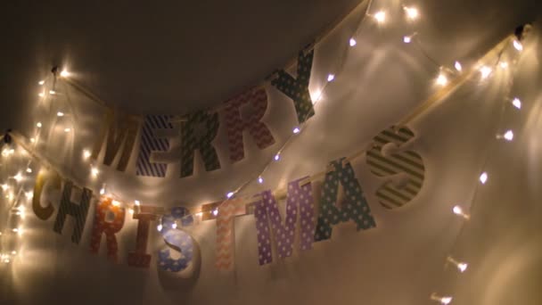 挂在墙上的五颜六色的圣诞旗帜 挂着灯笼的花环 作为庆祝的节日装饰 — 图库视频影像