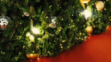 4k Süslenmiş Noel ağacı, kırmızı halı ile köpüklü ve peri