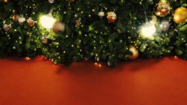 4 k süslenmiş Noel ağacı, köpüklü ve peri ile kırmızı halı, eğimli atış