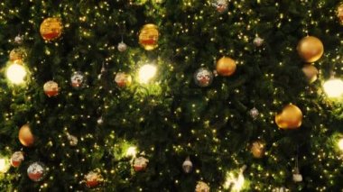 4 k süslenmiş Noel ağacı, köpüklü ve peri, eğimli atış