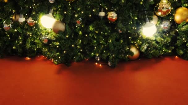 Versierd Kerstboom Mousserend Sprookjes Met Rode Loper Kantelen Omhoog Schot — Stockvideo