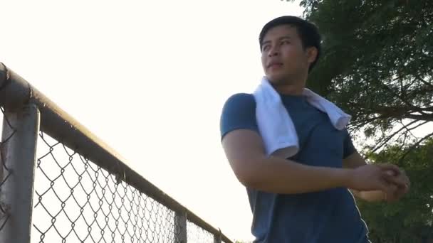Junger Asiatischer Mann Dehnt Seinen Beinkörper Vor Dem Training Zeitlupe — Stockvideo