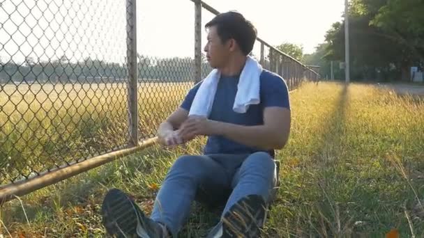 Joven Asiático Hombre Estirando Pierna Cuerpo Antes Del Entrenamiento Cámara — Vídeo de stock