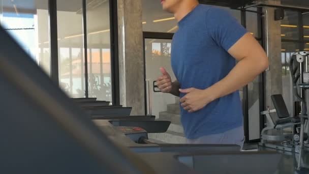 Aziatische Jongeman Uit Oefenen Het Runnen Van Machine Fitness Slow — Stockvideo