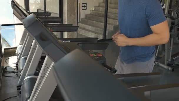 Aziatische Jongeman Uit Oefenen Het Runnen Van Machine Fitness Slow — Stockvideo