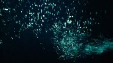 Yavaş yükselen su hava kabarcıkları altında