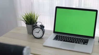 4k yeşil ekran dizüstü bilgisayarın çalışma alanı rahat ofisinde ayarlamak Dolly vurdu