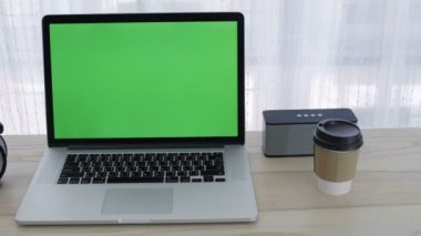 4k yeşil ekran dizüstü bilgisayarın çalışma alanı rahat ofisinde ayarlamak Dolly vurdu