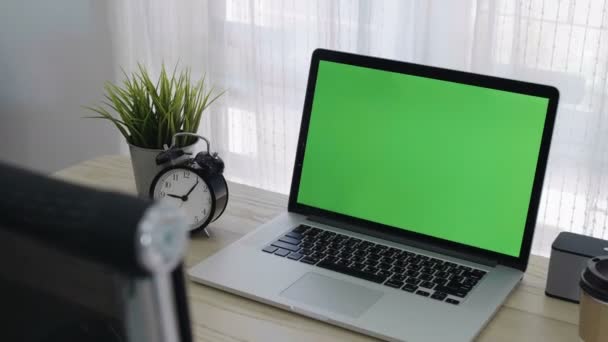 笔记本电脑的绿色屏幕设置在舒适的办公室的工作空间 缩小拍摄 — 图库视频影像