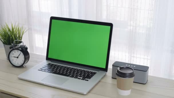 Zielonego Ekranu Komputera Przenośnego Przestrzeń Roboczą Przytulnym Biurze Dolly Strzał — Wideo stockowe
