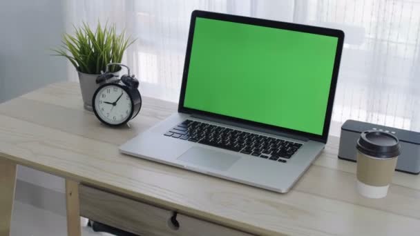 Зеленый Экран Ноутбука Набор Рабочем Месте Уютном Офисе Zoom Кадре — стоковое видео