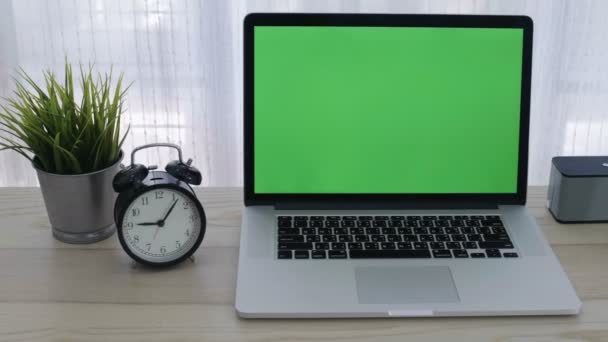 Pantalla Verde Del Ordenador Portátil Establecido Espacio Trabajo Oficina Acogedora — Vídeo de stock