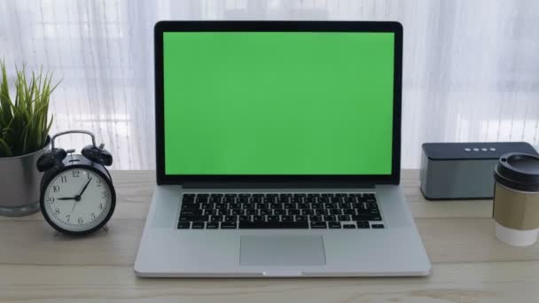 Grüner Bildschirm Des Laptops Auf Arbeitsfläche Gemütlichen Büro Eingestellt Dolly — Stockvideo