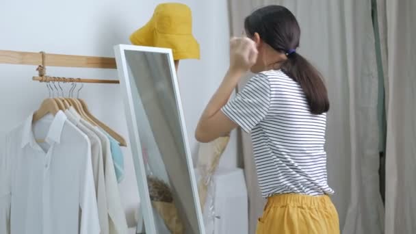 Linda Menina Asiática Tentando Vestido Colorido Frente Espelho — Vídeo de Stock