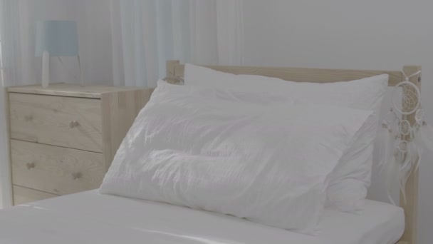 Нерозкладна Чиста Просто Спальня Сонячним Світлом Відео Вхід — стокове відео