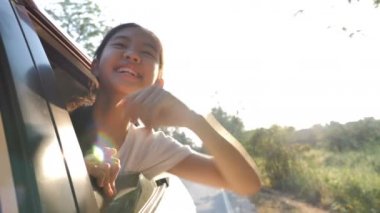 Pencere Araba, Aile seyahat kırsal, yavaş çekim üzerinde mutlu Asya oynayan kız