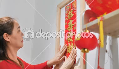 Ağır çekim, mutlu Asyalı kadın süslemeleri evini Çin yeni yıl kutlamaları için