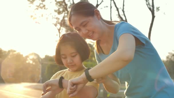 Gelukkig Aziatische Dochter Moeder Stellen Gezonde Smart Pols Band Voordat — Stockvideo