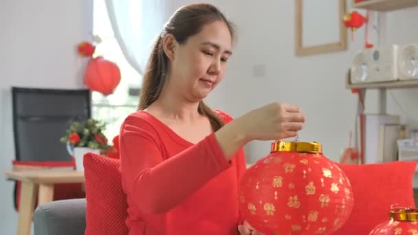 Ralenti Femme Asiatique Heureuse Décorer Maison Pour Les Célébrations Nouvel — Video