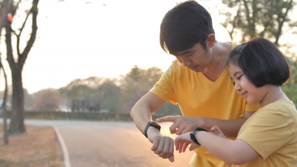 Gelukkig Aziatische Dochter Vader Lopen Samen Het Park Slow Motion — Stockvideo