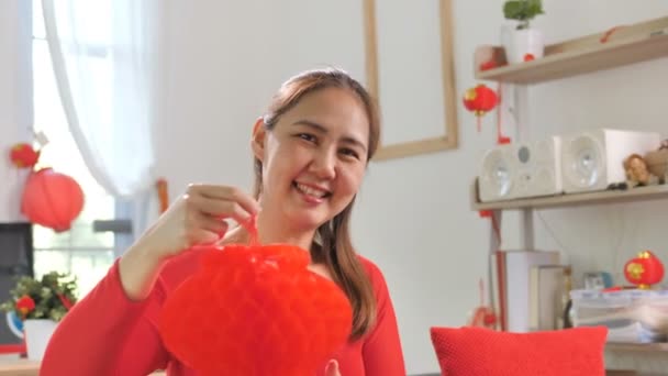 Câmera Lenta Mulher Asiática Feliz Decorar Sua Casa Para Celebrações — Vídeo de Stock