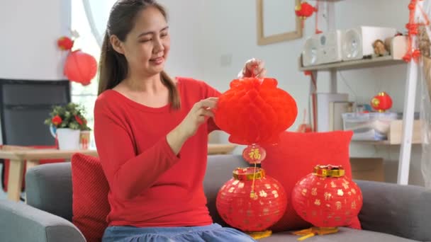 Rallentatore Felice Donna Asiatica Decorare Sua Casa Celebrazioni Capodanno Cinese — Video Stock