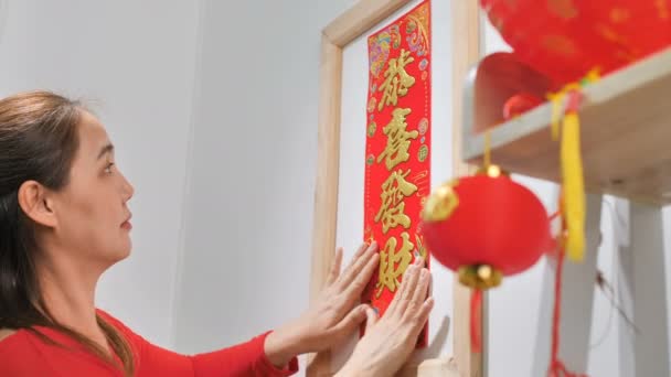 Slow Motion Happy Asian Woman Decorate Her House Chinese New — Stock Video